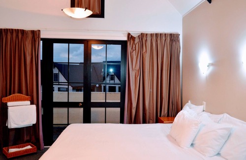 Snells Beach Hotel | Pet-Friendly Getaway at Salty Dog Inn - Pool & Breakfast Included