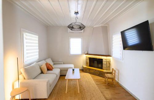 Katakolo Villa | Relaxing Oceanfront Getaway at Summer Sea House