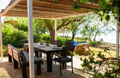 Katakolo Villa | Relaxing Oceanfront Getaway at Summer Sea House