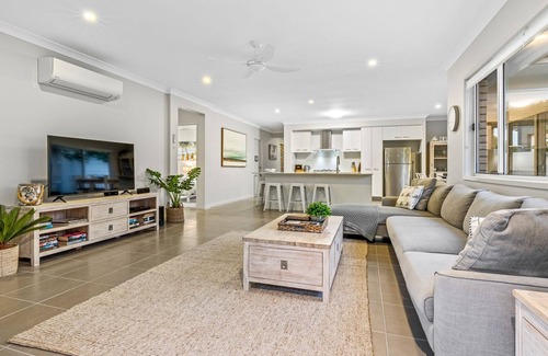 Kingscliff House | Pet-Friendly Salty Pause at Bondi House with Ocean Views