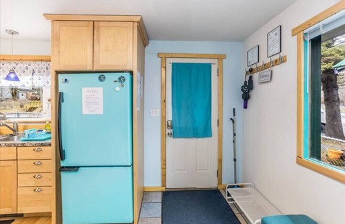 Seward Cottage | Discover Salty Sam's Cozy Downtown Retreat with Breakfast