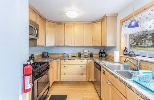 Seward Cottage | Discover Salty Sam's Cozy Downtown Retreat with Breakfast