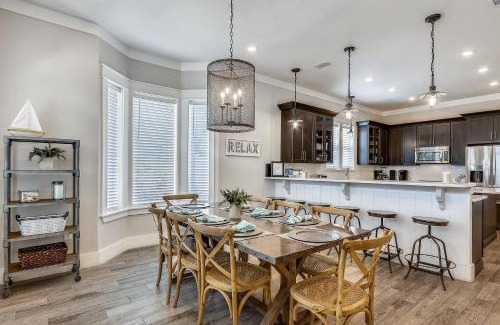 Emerald Waters Village House | Discover Salty Shores: Family-Friendly Stay at Emerald Waters