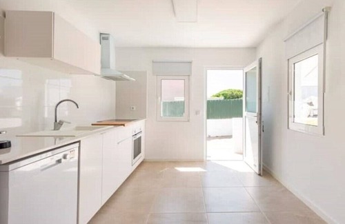 Costa de Caparica House | Beautiful Salty Soul House: Ocean Views & Pet Friendly Stay