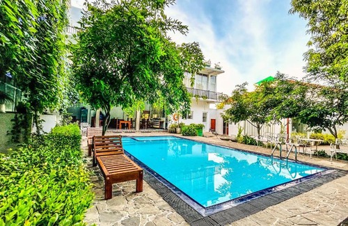 Anuradhapura Hotel | Relaxing Getaway at Salubrious Resort with Pool & Dining