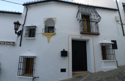 Old Town Bed & Breakfast | Experience Comfort at Salvatierra Guest House with Pool