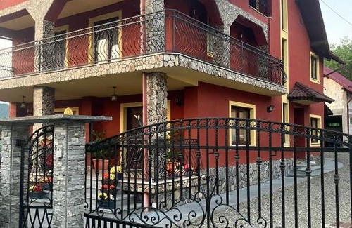 Salistea de Sus House | Pet-Friendly Retreat at Saly Butu with Breakfast Included