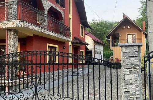 Salistea de Sus House | Pet-Friendly Retreat at Saly Butu with Breakfast Included