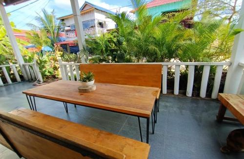 Koh Rong Sanloem House | Relax at Sam's Guesthouse M'Pai Bay with Ocean Views