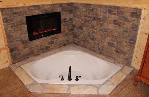 Murfreesboro Hotel | Guest Favorite: Samantha's Timber Inn - 5-Star Family Retreat