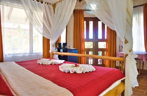 Samara Cabin | Discover Samara Pacific Lodge: Pool, Spa & Family-Friendly
