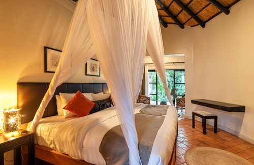 Karuma Hotel | Relax at Sambiya River Lodge: Family-Friendly Getaway