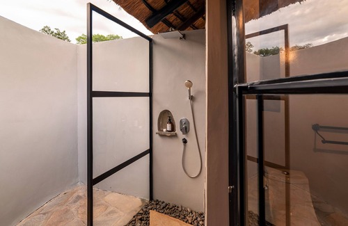 Karuma Hotel | Relax at Sambiya River Lodge: Family-Friendly Getaway