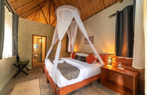Karuma Hotel | Relax at Sambiya River Lodge: Family-Friendly Getaway