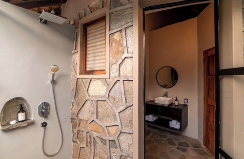 Karuma Hotel | Relax at Sambiya River Lodge: Family-Friendly Getaway
