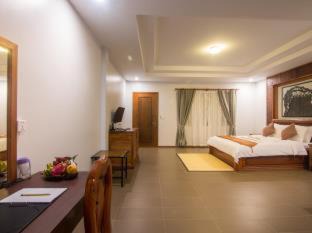 Siem Reap Hotel | Relax at Samnak Lounge: 4-Star Escape with Pool & Dining