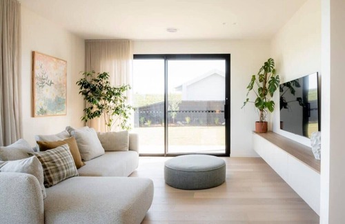 Connewarre House | Serene Stay at Samphire Sanctuary with Oceanfront Views