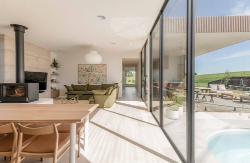 Connewarre House | Serene Stay at Samphire Sanctuary with Oceanfront Views