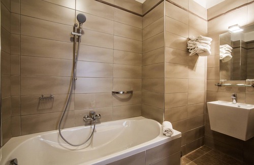 Corte Hotel | Welcoming Stay at Sampiero Corso with Breakfast & Accessibility