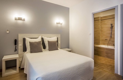 Corte Hotel | Welcoming Stay at Sampiero Corso with Breakfast & Accessibility