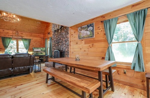 Front Royal Cabin | Relaxing Sampson's Lodge with Mountain Views & Hot Tub
