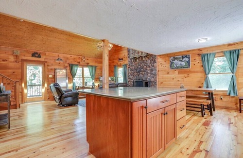Front Royal Cabin | Relaxing Sampson's Lodge with Mountain Views & Hot Tub