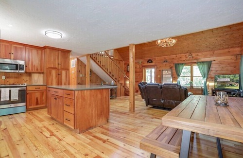 Front Royal Cabin | Relaxing Sampson's Lodge with Mountain Views & Hot Tub