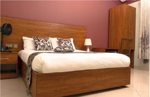 Kampala Bed & Breakfast | Inviting SamWeb Bed and Breakfast: Eco-Friendly & Pet Friendly