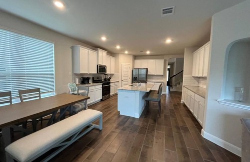 Stone Oak House | San Antonio Serenade: Family-Friendly Stay with Spa & Breakfast