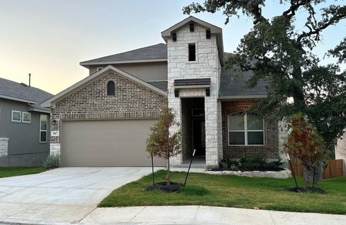 Stone Oak House | San Antonio Serenade: Family-Friendly Stay with Spa & Breakfast