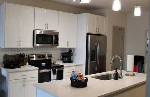 Downtown San Antonio Condo | San Antonio TX Condo on Riverwalk w King Ste,Pets