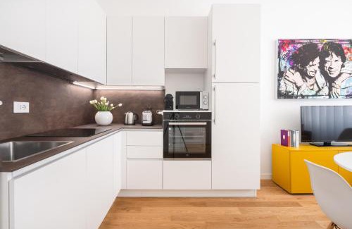 Tricolore Apartment | Stylish San Babila Design Apartment for Families & Pets