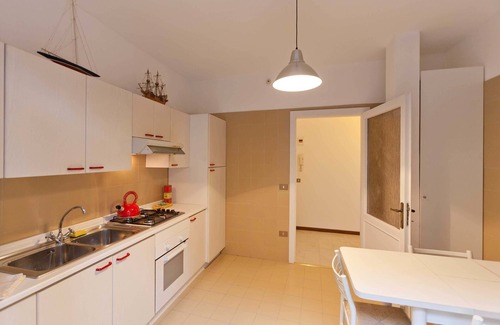 Dorsoduro Apartment | Elegant San Basegio ai Squeri with Canal Views & Amenities