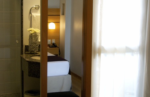 Lourdes Hotel | Convenient San Diego Convention Lourdes with Pool & Spa