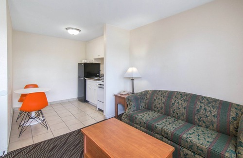 Lincoln Acres Hotel | San Diego Hotel Steps from Beaches, Zoo & Convention Center