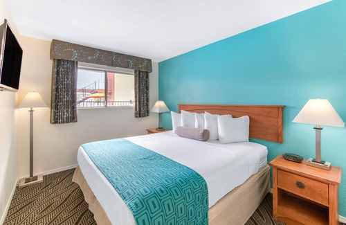 Lincoln Acres Hotel | San Diego Hotel Steps from Beaches, Zoo & Convention Center