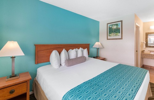 Lincoln Acres Hotel | San Diego Hotel Steps from Beaches, Zoo & Convention Center