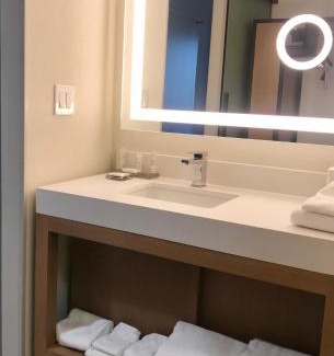 Mission Valley East Hotel | Discover Oceanfront Comfort at San Diego Marriott Mission Valley