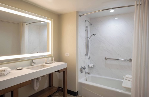 Mission Valley East Hotel | Relax at San Diego Marriott Mission Valley with Pool & Spa