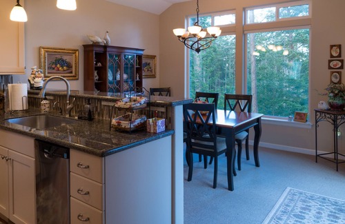 Friday Harbor Cottage | Top-Rated Songbird Retreat on San Juan Island with Breakfast