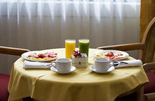 San Juan del Rio Hotel | Elegant Hotel San Juan Park: 5-Star Stay with Pool & Breakfast