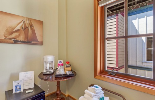 Friday Harbor Condo | Discover San Juan Suites: Family-Friendly Channel Room!