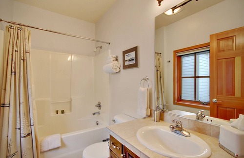 Friday Harbor Condo | Discover San Juan Suites: Family-Friendly Channel Room!