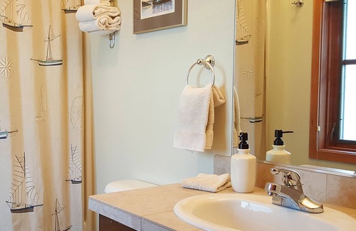 Friday Harbor Condo | Discover San Juan Suites: Family-Friendly Channel Room!
