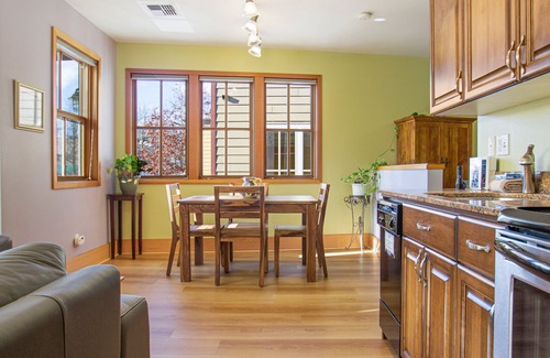 Friday Harbor Condo | San Juan Suites - Valley Farm: Pet and Child Friendly Retreat