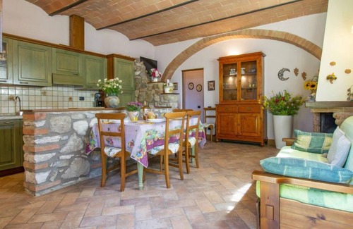 Gambassi Terme Apartment | Pet-Friendly San Lorenzo: Oceanfront Retreat with Pool & Spa