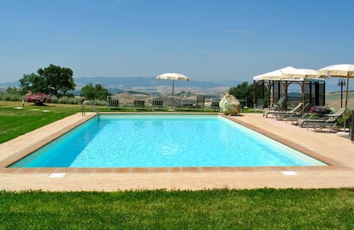 Gambassi Terme Apartment | Pet-Friendly San Lorenzo: Oceanfront Retreat with Pool & Spa