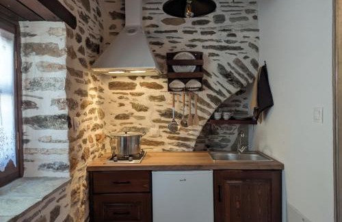 Agios Lavrentios Apartment | Inviting San Lorenzo Cottage - Traditional Stone Rooms