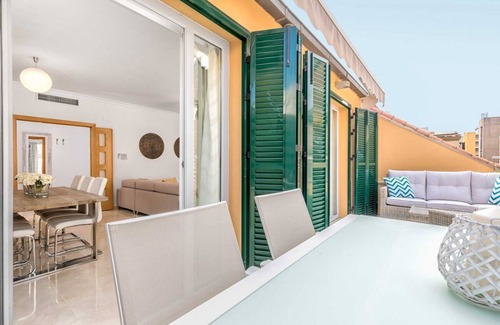 Ensanche Centro Apartment | Relaxing San Lorenzo Holiday Home in Malaga - 9.8/10 Rated
