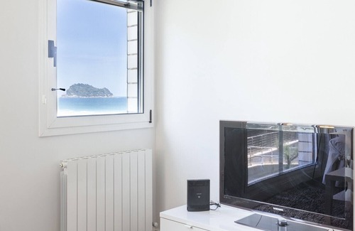 Zarautz Apartment | ```html
Cozy Accommodation with Ocean View and Relaxing Spa
```